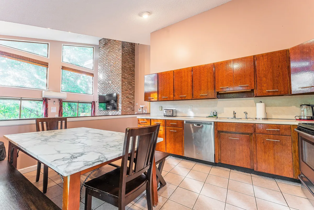 Kitchen and breakfast area
